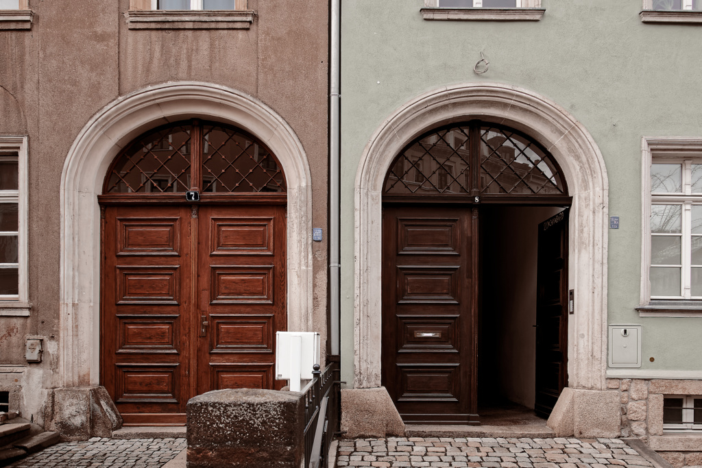 Zwillingshäuser in Görlitz mit identischen Eingangstüren.