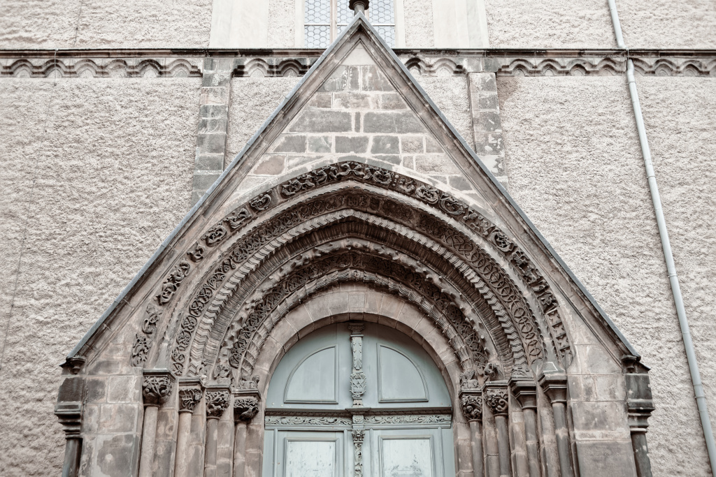 Portal am Seiteneingang der Paul-Kirche in Görlitz